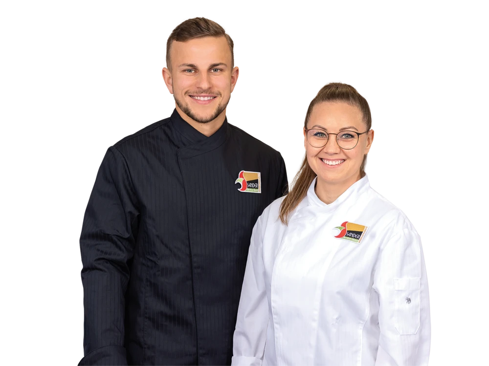 Selten haben sich zwei Familienunternehmen in ihren Leistungen so gut ergänzt. Als ExpertPartnership vereinen Service-Bund und Sander Großhandel und Kochhandwerk, Kundennähe und Innovationsgeist sowie Marktpräsenz und die Liebe zum Detail. Selten haben sich zwei Familienunternehmen in ihren Leistungen so gut ergänzt. Als ExpertPartnership vereinen Service-Bund und Sander Großhandel und Kochhandwerk, Kundennähe und Innovationsgeist sowie Marktpräsenz und die Liebe zum Detail.